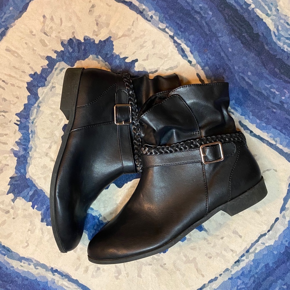 American Eagle Booties w/ ankle accents! SZ: 11